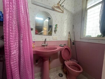 Bathroom in 3.5 BHK Apartment at Juhu Pearl, Juhu – for Rent
