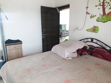 Bedroom in 2 BHK Apartment at RSN Vaibhav Heights, Santacruz East – for Rent