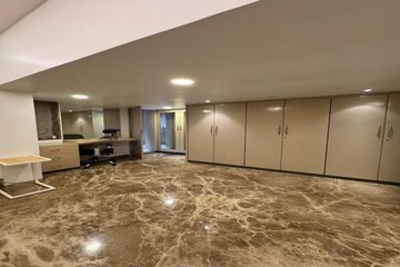 Room in 5 BHK Apartment at Waves Apartment, Tardeo – for Sale