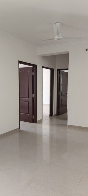 Room in 3.5 BHK Apartment at Gomti Nagar – for Sale