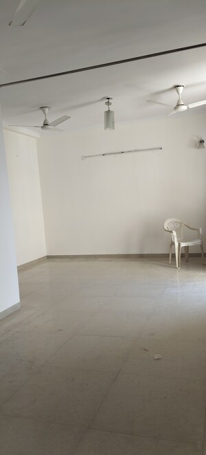 Room in 3.5 BHK Apartment at Gomti Nagar – for Sale