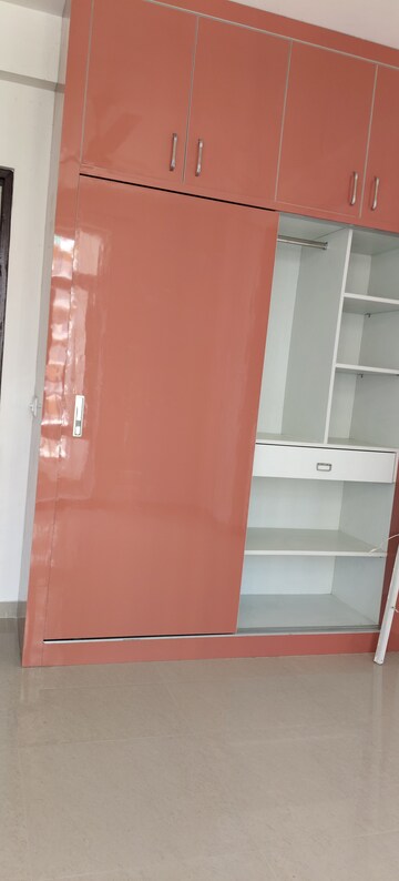 Room in 3.5 BHK Apartment at Gomti Nagar – for Sale