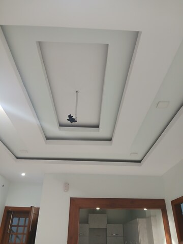 Room in 2.5 BHK Builder Floor at Sector 9 – for Rent