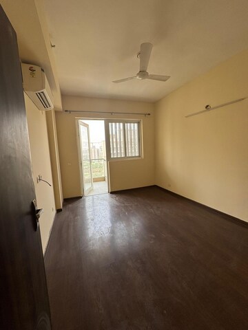 Room in 3.5 BHK Apartment at Paras Irene, Sector 70a – for Sale
