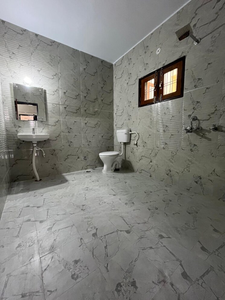 Attached Bathroom, jankipuram 4 Bedroom 2000 Sq.Ft. Apartment In Jankipuram Lucknow 8594538
