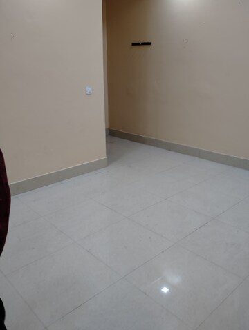 Room in 3 BHK Apartment at Aliganj – for Rent