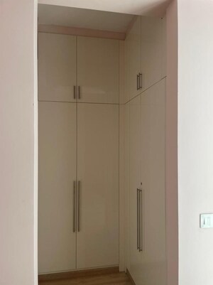 Furnished Amenities in 3.5 BHK Apartment at DLF The Ultima, Sector 81 – for Sale