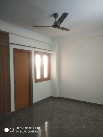 Room in 3 BHK Builder Floor at Sector 55 – for Rent