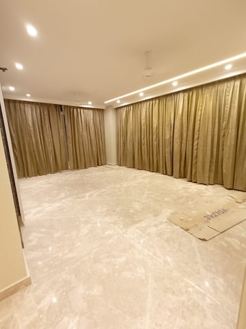 Room in 3 BHK Builder Floor at Unitech South City II, Sector 50 – for Sale