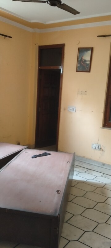 Room in 2 BHK Builder Floor at Sector 41 – for Rent