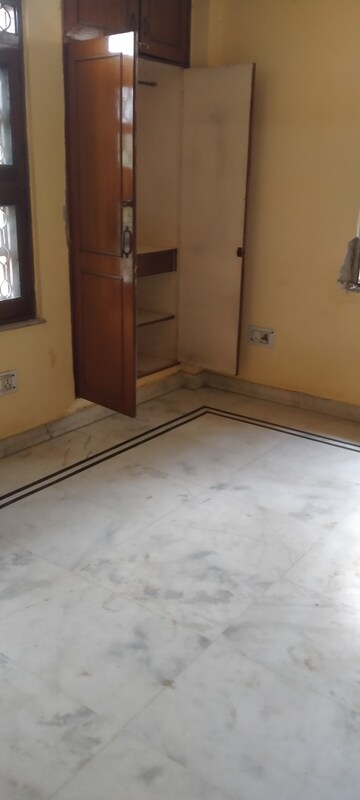 Room in 2 BHK Builder Floor at Sector 41 – for Rent