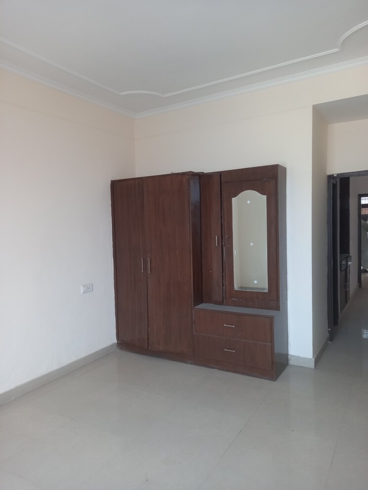 Room, sector 125 3 Bedroom 150 Sq.Yd. Apartment In Sector 125 Mohali 8595012