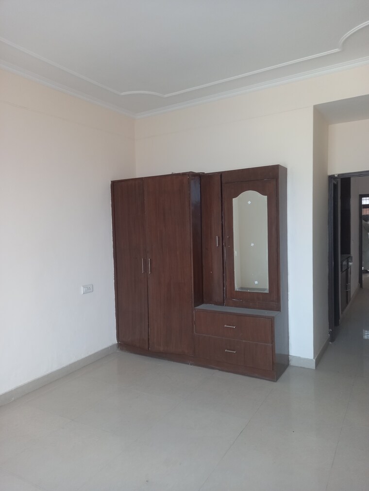 Room, sector 125 3 Bedroom 150 Sq.Yd. Apartment In Sector 125 Mohali 8595012