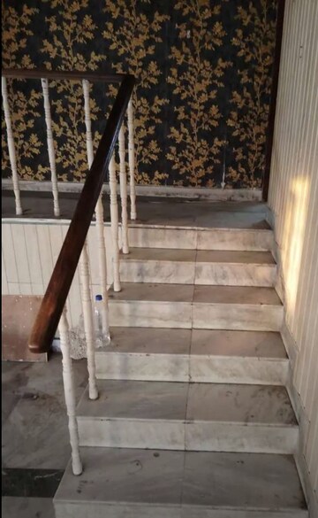 Staircase in 3 BHK Apartment at Hazratganj – for Rent