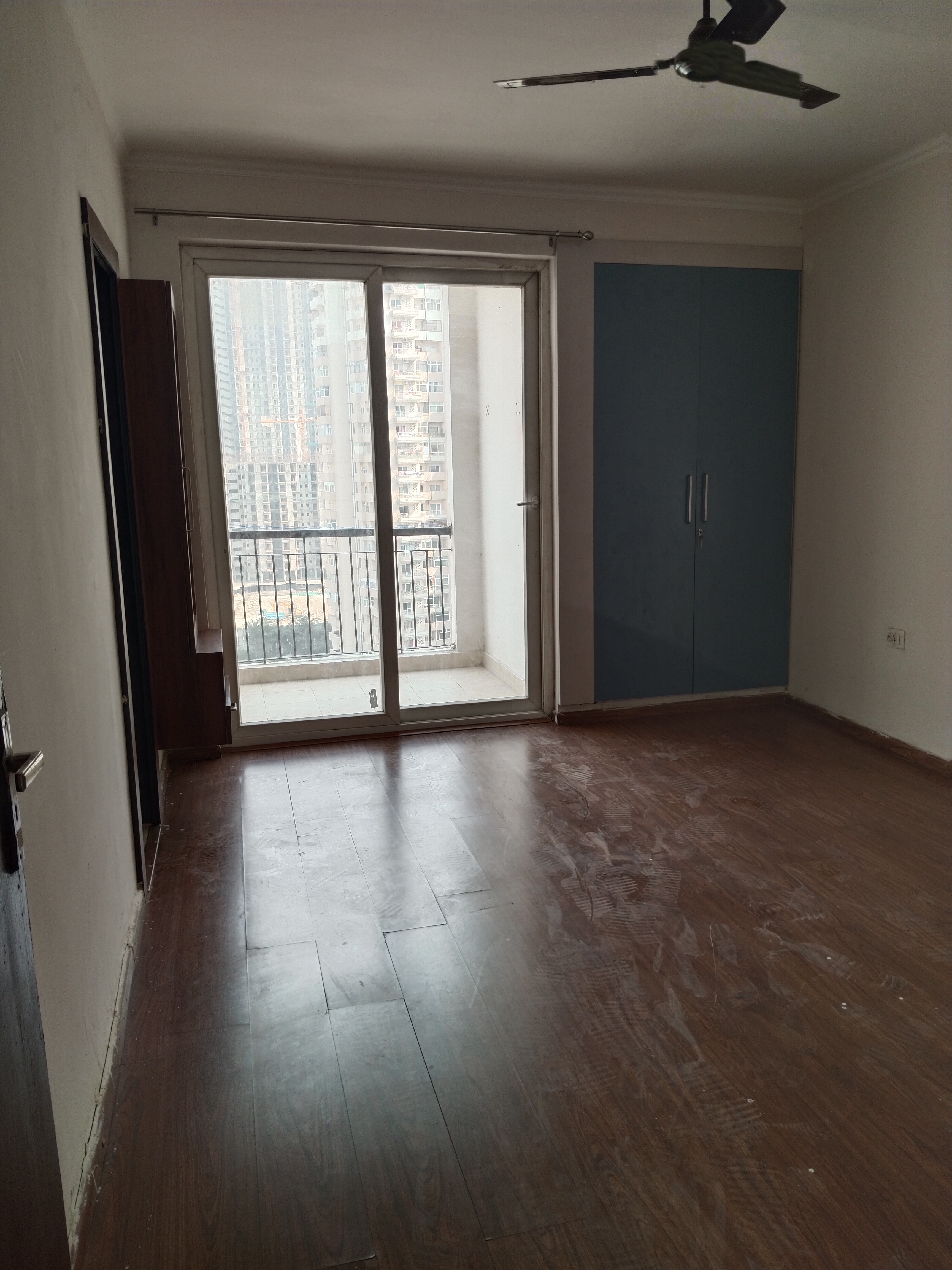 3 BHK + Extra Room Apartment For Rent in Amrapali Leisure Park