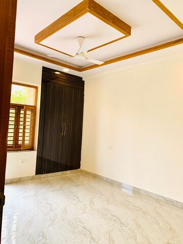 Room in 4 BHK Builder Floor at Green Fields Colony – for Rent