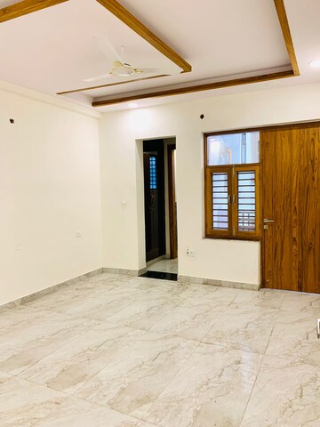 Room in 4 BHK Builder Floor at Green Fields Colony – for Rent