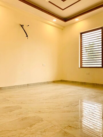 Room in 4 BHK Builder Floor at Green Fields Colony – for Rent