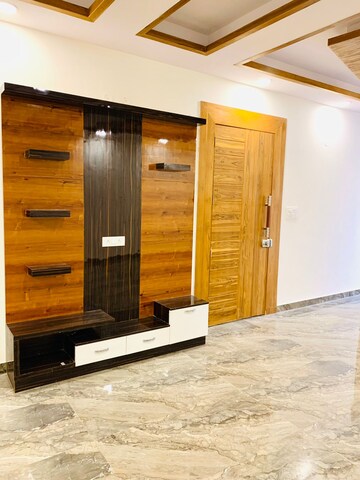 Room in 4 BHK Builder Floor at Green Fields Colony – for Rent