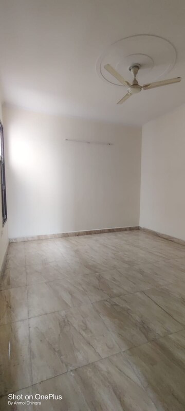 Room in 3 BHK Builder Floor at Green Fields Colony – for Rent