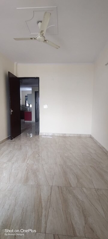 Room in 3 BHK Builder Floor at Green Fields Colony – for Rent