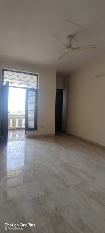Room in 3 BHK Builder Floor at Green Fields Colony – for Rent