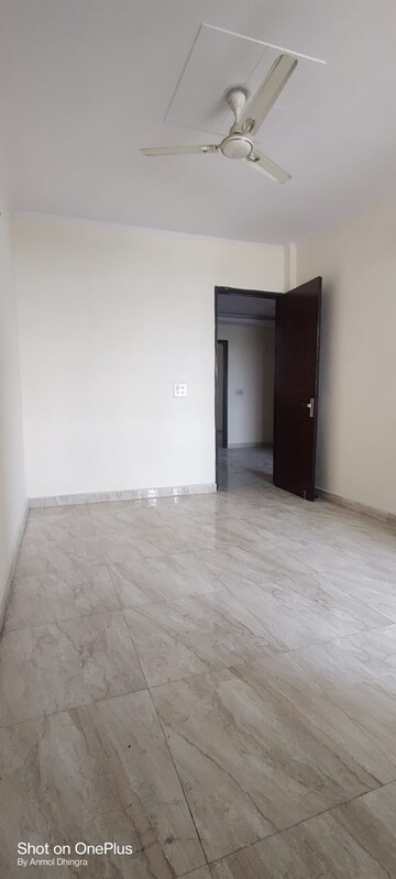 Room in 3 BHK Builder Floor at Green Fields Colony – for Rent