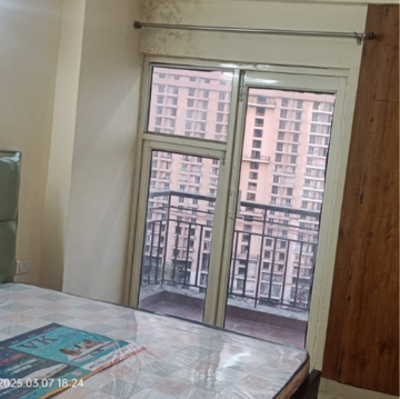 Room in 2 BHK Apartment at Gardenia Golf City, Noida Central – for Rent
