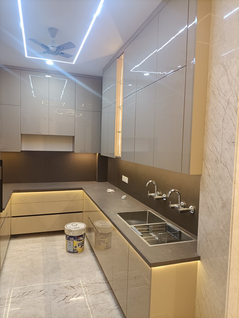 Kitchen, vikas puri 3.5 Bedroom 200 Sq.Yd. Builder Floor In Vikas Puri Delhi 8595416