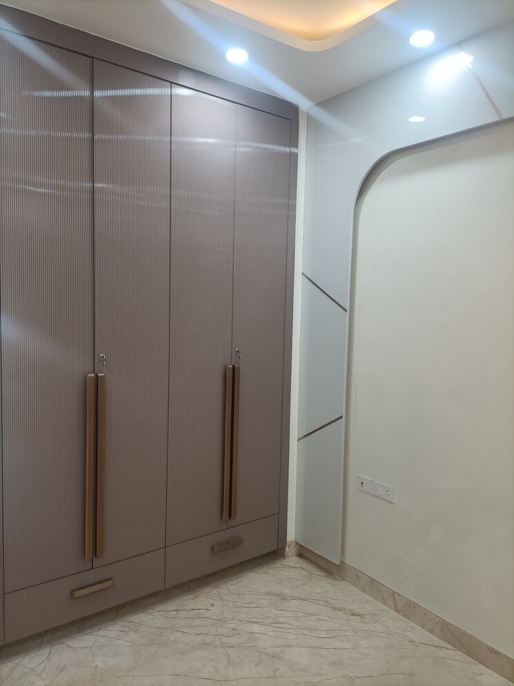 Room, vikas puri 3.5 Bedroom 200 Sq.Yd. Builder Floor In Vikas Puri Delhi 8595416