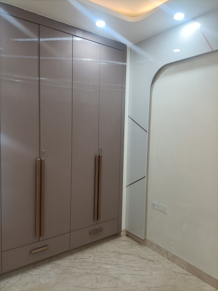 Room, vikas puri 3.5 Bedroom 200 Sq.Yd. Builder Floor In Vikas Puri Delhi 8595416