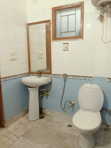 Bathroom in 3 BHK Builder Floor at SS Mayfield Gardens, Sector 51 – for Rent