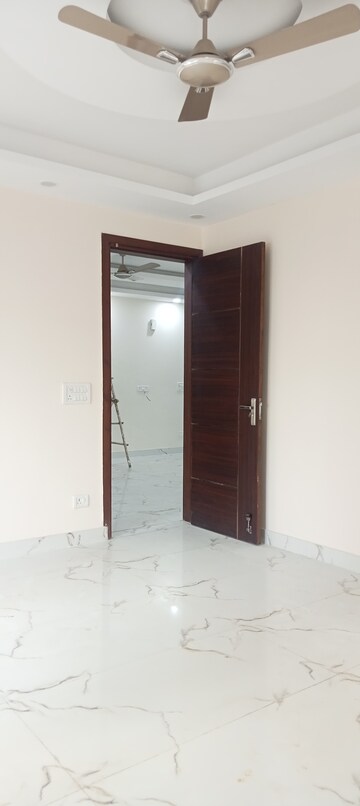 Room in 3 BHK Builder Floor at Panchsheel Vihar – for Rent