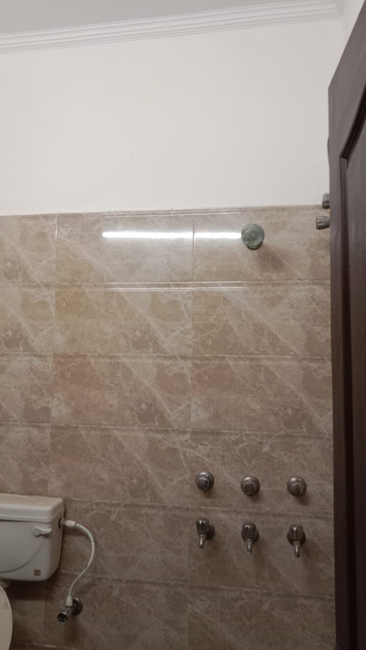 Bathroom, sector 21d 2 Bedroom 1400 Sq.Ft. Builder Floor In Sector 21d Faridabad 8595588