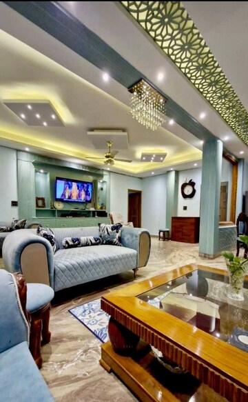 Bedroom in 6+ BHK Builder Floor at Rely Home, Green Fields Colony – for Sale