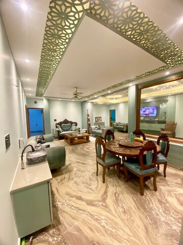 Master Bedroom in 6+ BHK Builder Floor at Rely Home, Green Fields Colony – for Sale