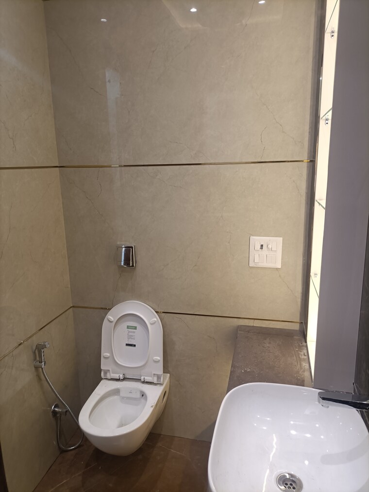 Bathroom, vikas puri 3.5 Bedroom 200 Sq.Yd. Builder Floor In Vikas Puri Delhi 8595701