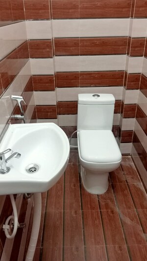 Bathroom in 1.5 BHK Builder Floor at Ashok Nagar – for Sale