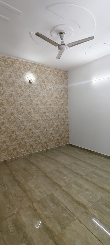 Room in 3 BHK Builder Floor at Rely Home, Green Fields Colony – for Rent