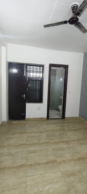 Room in 3 BHK Builder Floor at Rely Home, Green Fields Colony – for Rent