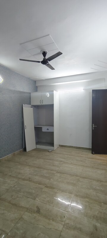 Room in 3 BHK Builder Floor at Rely Home, Green Fields Colony – for Rent