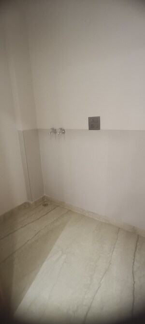 Room in 3 BHK Builder Floor at Meenakshi Garden – for Sale