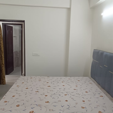 Room in 2 BHK Apartment at Gardenia Golf City, Noida Central – for Rent