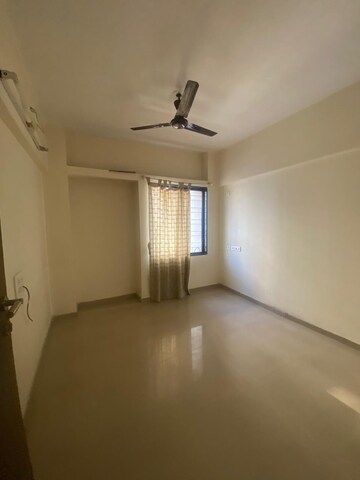 Room in 2 BHK Apartment at Vastushree Adrina, Mundhwa – for Rent