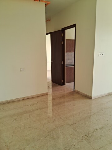 Room in 2 BHK Apartment at Kalpataru Vienta, Kandivali East – for Rent
