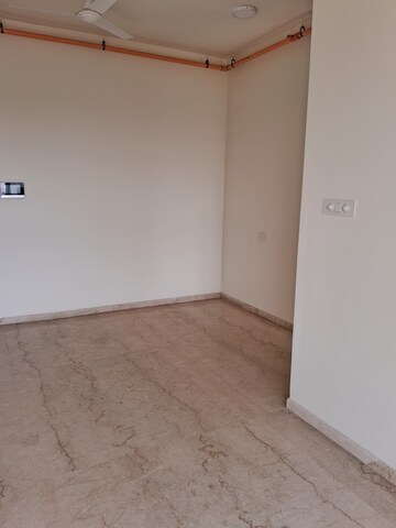 Room in 2 BHK Apartment at Kalpataru Vienta, Kandivali East – for Rent