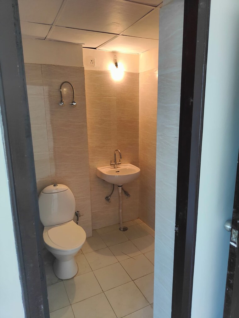 Bathroom, rohtas-plumeria 3 Bedroom 1530 Sq.Ft. Apartment In Gomti Nagar Lucknow 8596098