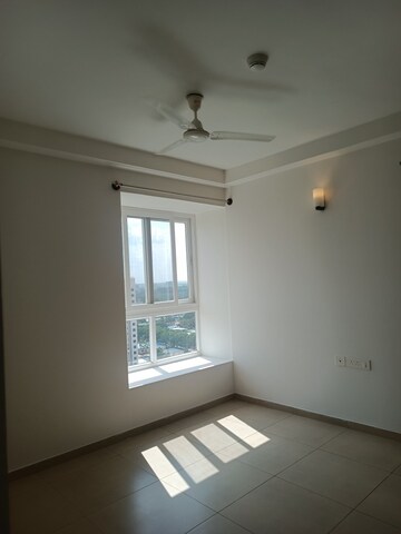 Room in 2.5 BHK Apartment at Bhartiya Nikoo Homes Phase 2, Thanisandra Main Road – for Rent