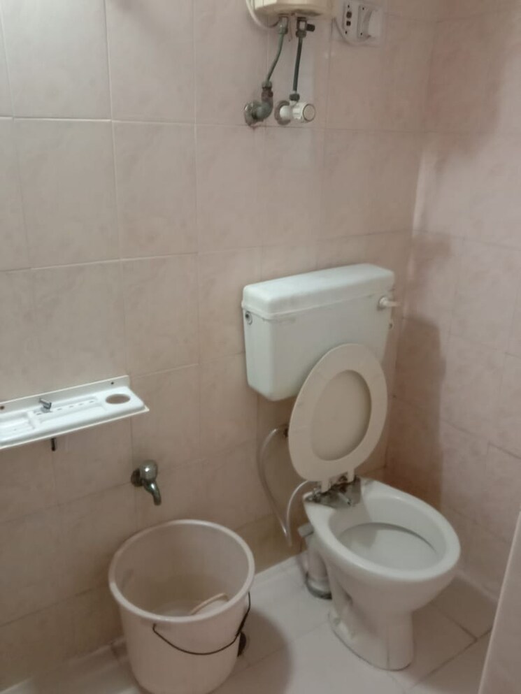 Bathroom, heena-gaurav-heights 3 Bedroom 1000 Sq.Ft. Apartment In Kandivali West Mumbai 8596219