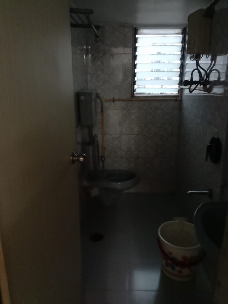 Bathroom, heena-gaurav-heights 3 Bedroom 1000 Sq.Ft. Apartment In Kandivali West Mumbai 8596219